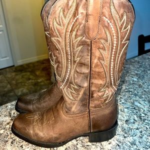 Women’s cowgirl boots Sz 7